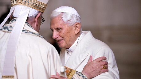 Papst Franziskus umarmt Benedikt XVI. / © Maurizio Brambatti (dpa)