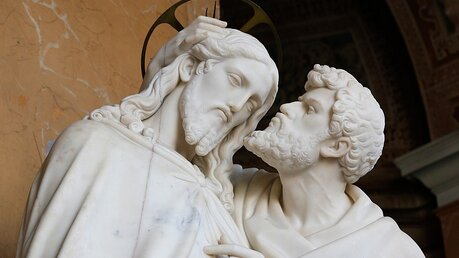 Statue an der Heiligen Stiege in Rom: Judas küsst Jesus / © Paul Haring (KNA)