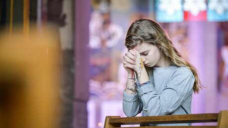 Jugendliche im Gebet / © Corinne Simon (KNA)