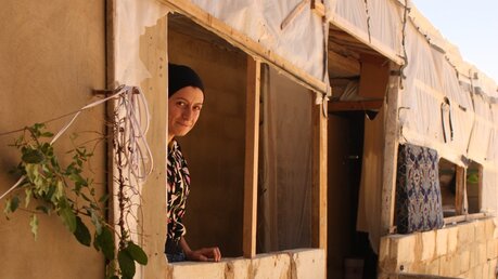 Junge Syrerin in provisorischer Unterkunft / © Jan Kuhlmann (dpa)