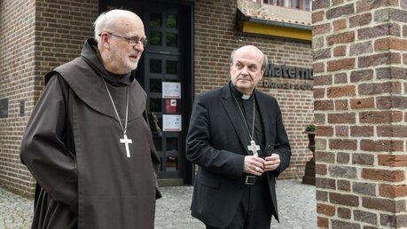 Kardinal Anders Arborelius (l.) und Bischof Hans van den Hende / © Harald Oppitz (KNA)
