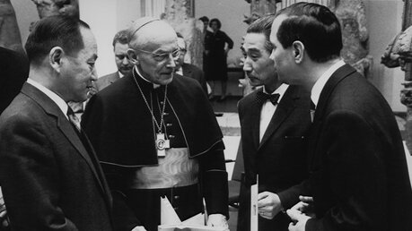 Kardinal Josef Frings (m.) mit dem japanischen Architekten Kenzo Tange (2.v.r.), 1965 / © N.N. (KNA)