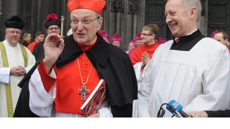 Kardinal Meisner bedankt sich beim Domchor nach der Weihnachtsmesse für das Ständchen zu seinem 80. Geburtstag auf der Domplatte. / © Tomasetti (DR)