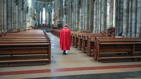 Kardinal Rainer Maria Woelki läuft im leeren Kölner Dom durch das Hauptschiff / © Henning Schoon (Kirchenzeitung Koeln)