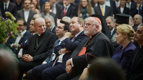 Kardinal Reinhard Marx (2.v.r.) mit Vertretern aus Politik und Kirche beim Sankt Michael-Jahresempfang / © Werner Schuering (KNA)