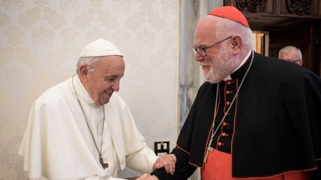 Papst Franziskus und Reinhard Kardinal Marx (r., Archivbild) / © Vatican Media/Romano Siciliani (KNA)