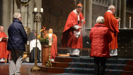 Kardinal Woelki inzensiert den Altar / © Beatrice Tomasetti (DR)