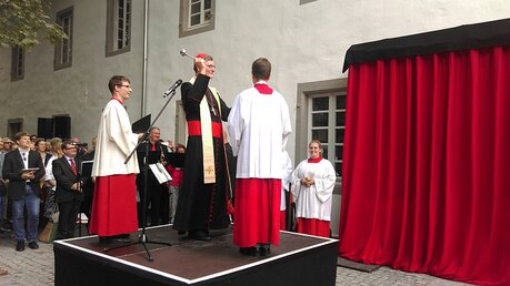 Kardinal Woelki segnet das "neue Haus Altenberg" / © Sarah Meisenberg (Erzbistum Köln)