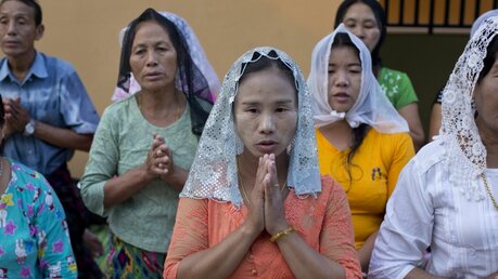 Myanmar: Katholiken der Jingpo-Ethnie im Gebet / © Gemunu Amarasinghe (dpa)