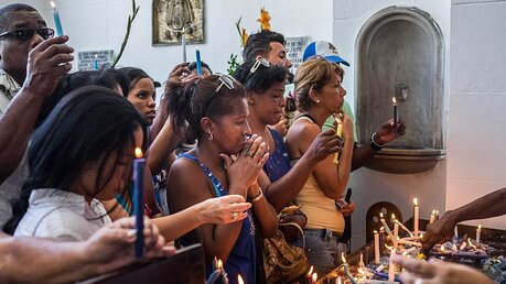 Kubaner in einer Kirche in Havanna / © Jeoffrey Guillemard (KNA)