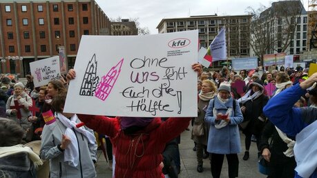 Katholische Frauen halten ein Plakat "mit der Aufschrift "Ohne uns fehlt euch die Hälfte" hoch / © Oliver Kelch  (DR)