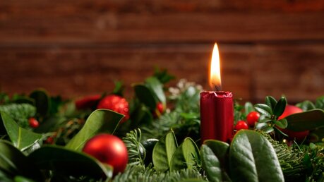 Kerze auf einem Adventskranz / © kramarek (shutterstock)