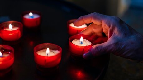 Kerzen als Zeichen der Trauer und des Gedenkens / © Gabriel P. Pinheiro (shutterstock)