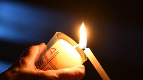 Kerzen in der Osternacht / © Harald Oppitz (KNA)