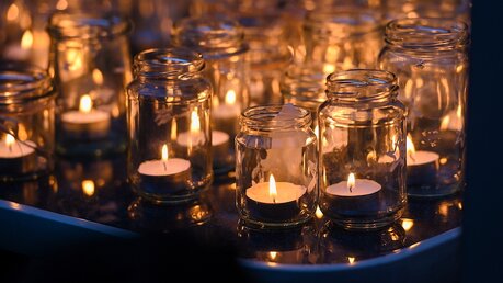 Kerzen mit dem Friedenslicht aus Bethlehem in einem Gottesdienst in Bonn / © Harald Oppitz (KNA)