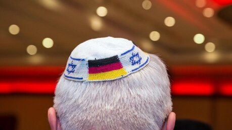 Kippa mit deutscher und israelischer Fahne / © Frank Rumpenhorst (dpa)