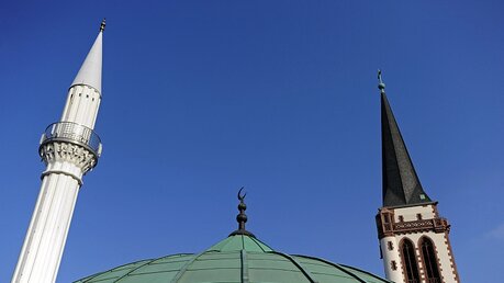 Kirche und Moschee  / © Harald Oppitz (KNA)