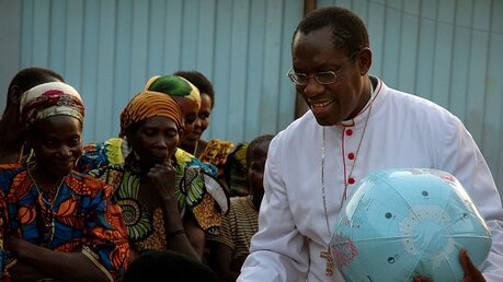 Erzbischof Simon Ntamwana von Gitega / © Alexander Brüggemann (KNA)