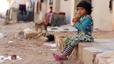 Kleines Mädchen nahe Aleppo / © Ninja Charbonneau (dpa)
