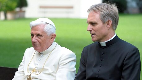 Papst em. Benedikt XVI. und Erzbischof Georg Gänswein im Jahr 2008 / © Siciliani (KNA)