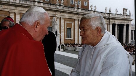 Frère Roger bei einem Treffen mit Papst Johannes Paul II. (KNA)