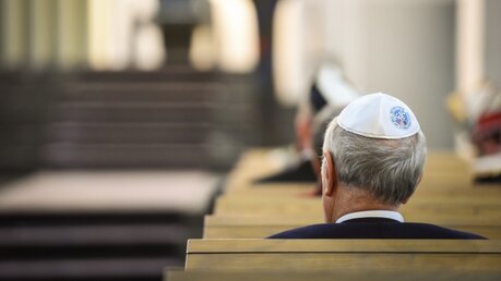 Kölsche Kippa in der Synagoge / © Julia Steinbrecht (KNA)