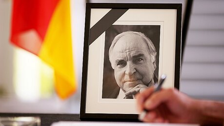 Kondolenzbuch für Helmut Kohl / © Oliver Berg (dpa)