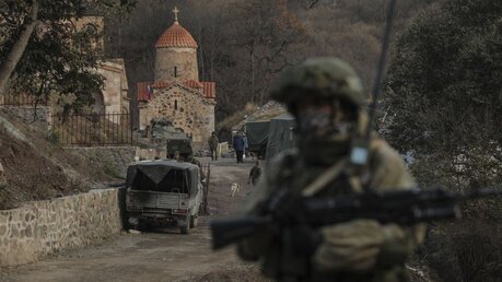 Konflikt in Berg-Karabach:  Ein Soldat aus Russland bewacht ein armenisches Kloster / © Emrah Gurel/AP (dpa)