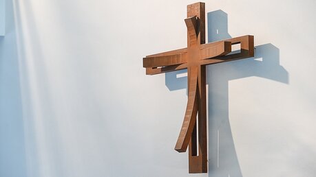 Kreuz an der Wand / © Harald Oppitz (KNA)