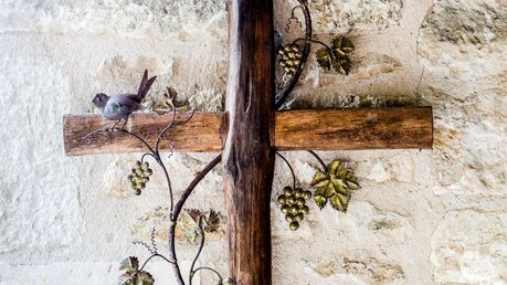 Kreuz mit Weinrebe / © Thomas Louapre (KNA)