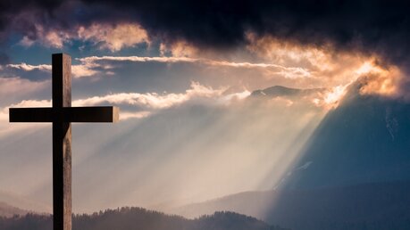 Kreuz vor bedecktem Himmel / © a. m. dan (shutterstock)