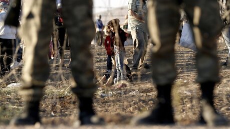 Kurden an der Grenze zur Türkei (dpa)