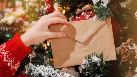 Kurz vor Weihnachten werden wieder Briefe an das Christkind geschrieben / © fotosparrow (shutterstock)