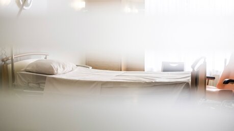Leeres Bett in einem Zimmer in einer Palliativstation / © Corinne Simon (KNA)
