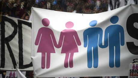 Lesbisches und schwules Paar auf Banner / © Cristian Gennari (KNA)