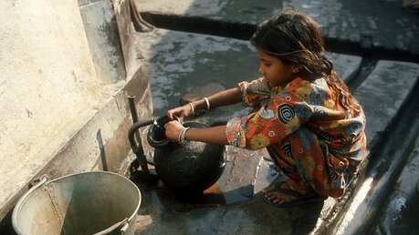 Mädchen in Indien füllt Wasser ab / © Hans Knapp (KNA)