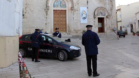 Italienische Carabinieri vor einer Kirche / © Annamaria Loconsole (dpa)