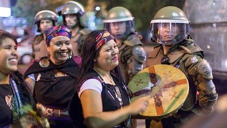 Mapuche demonstrieren in traditionellen Trachten für ihre Rechte / © Jürgen Escher (Adveniat)