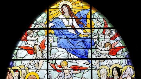 Mariä Himmelfahrt, Fenster der Kirche Notre-Dame-des-Airs / © P.Razzo (KNA)