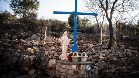 Marienstatue und blaues Kreuz in Medjugorje  / © Cristian Gennari/Romano Siciliani (KNA)