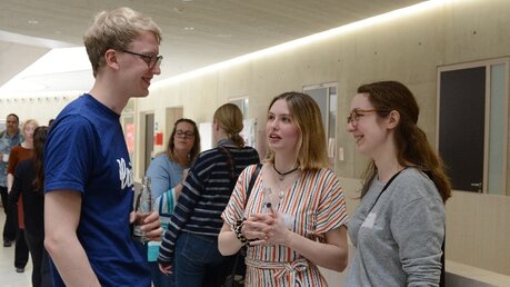 Matthias Strunk, Lilly Augenstein und Elisabeth Grube möchten Jugendlichen die Gemeinschaftserfahrung von Kirche nahe bringen.  / © Beatrice Tomasetti (DR)
