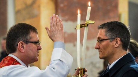 Priester spendet Blasiussegen  / © Harald Oppitz (KNA)