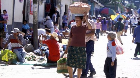 Menschen auf einer Straße in Copan in Honduras / © amnat30 (shutterstock)