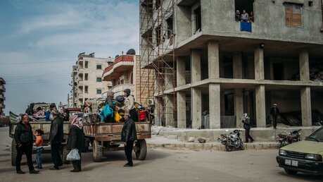 Menschen fliehen aus dem syrischen Afrin / © Emilie Buzyn (KNA)