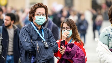 Menschen mit Mundschutz auf spärlich gefülltem Petersplatz / © Cristian Gennari (KNA)