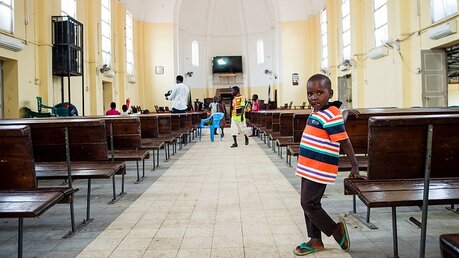 Menschen im Südsudan suchen Schutz in einer Kirche / © Gregor Fischer (dpa)
