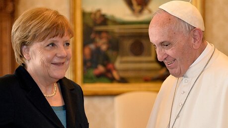 Kanzlerin Merkel und der Papst / © Alberto Pizzoli (dpa)