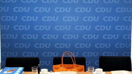 Merkels leerer Platz in der CDU-Zentrale / © Wolfgang Kumm (dpa)