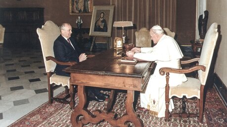 Michail Gorbatschow und Papst Johannes Paul II. 1989 im Vaikan / © Osservatore Romano/Romano Siciliani (KNA)