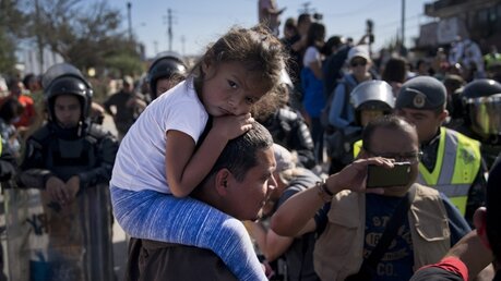 Migranten an der Grenze zu den USA  / © Ramon Espinosa (dpa)